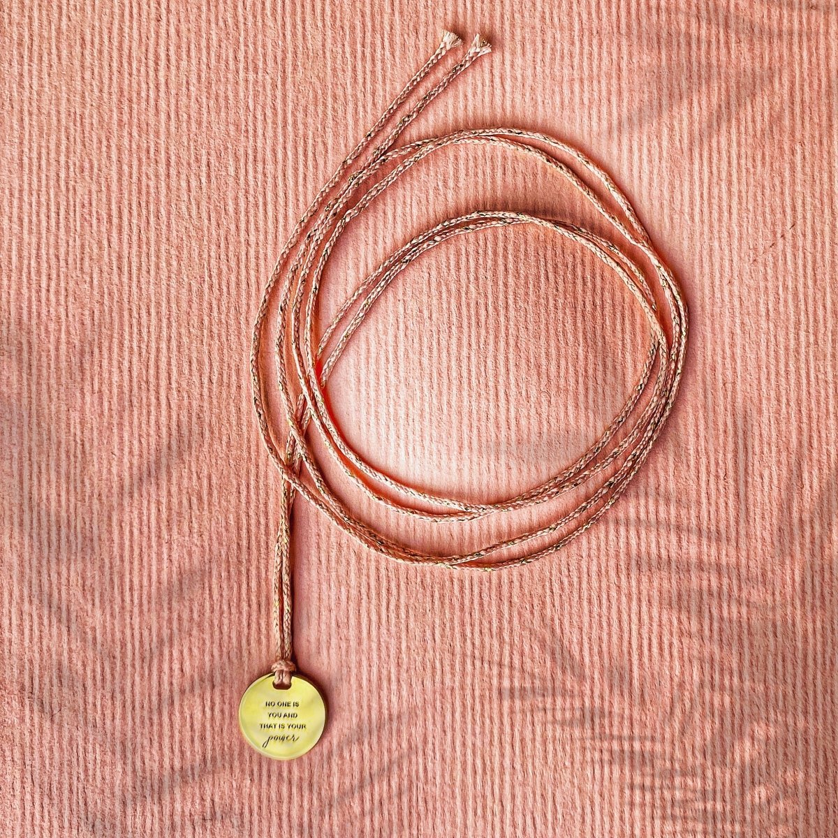 Colar Fio Rosa Com Medalha Super Power - Colares Our Sins